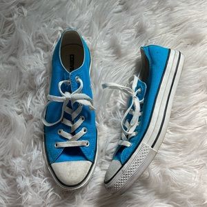 Blue low top converse